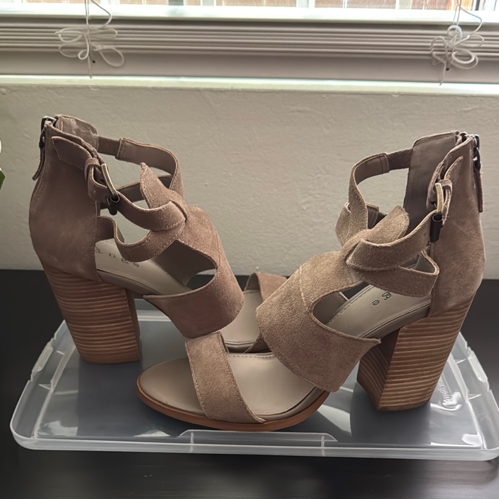 Hinge Tan Heeled Sandals with Strappy Design